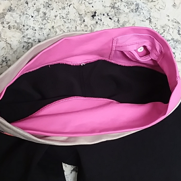 Lululemon floral print on solid black leggings - Picture 4 of 8